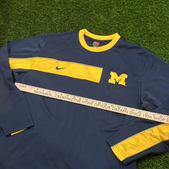 Men’s Nike Basketball Shooting Shirt - Michigan. - Picture 6 of 7